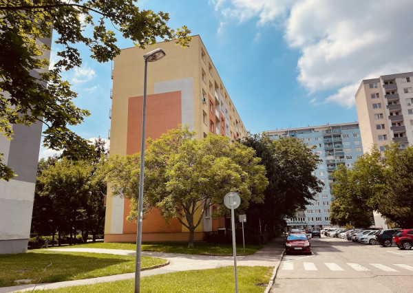 Na predaj 2 izbový byt na Rezedovej ul | Bratislava - Ružinov